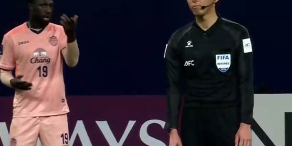 开云APP-蓉城逃过一劫！武里南进球被吹，VAR介入3分钟，越位毫厘之间