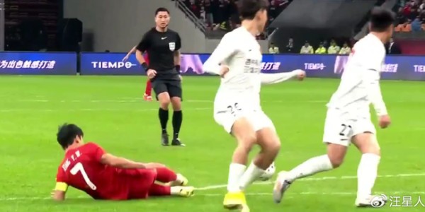 开云-0-1！辽宁铁人踢的“太憋屈”，主力外援被直红罚下，遭遇两连败|重庆队|重庆铜梁龙|中超|辽宁队|任意球_新浪体育_新浪新闻