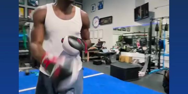 防一手追梦！库明加继续晒训练 但今天练的是拳击