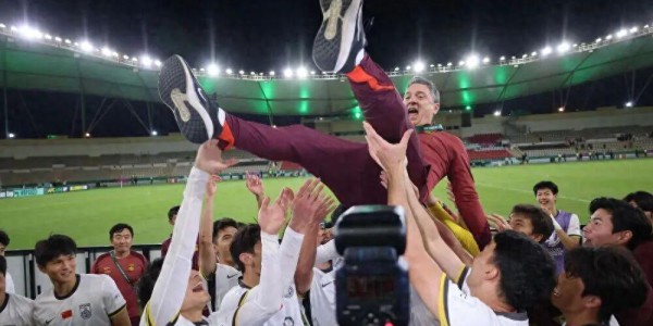 开云官方-越南0-3国足无缘决赛！看看越南球员怎么说，头号球星跪地道歉