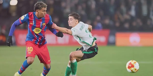 开云下载-11连胜VS三天崩盘！巴萨的稳定与皇马的混乱，赛季结局初见端倪？