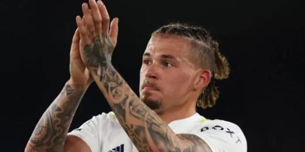 开云下载-37岁费鸟归巢回巴西 曼城告别传奇将迎后腰更新