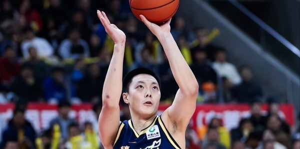 开云官网-沪粤强强对话一边倒，广东男篮一问题无限凸显，杜锋抱头尽显无奈