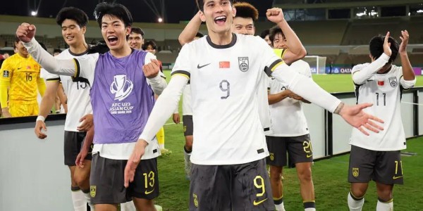 开云官方-越南0-3国足无缘决赛！看看越南球员怎么说，头号球星跪地道歉