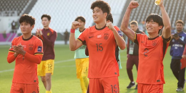 开云官方-越南0-3国足无缘决赛！看看越南球员怎么说，头号球星跪地道歉