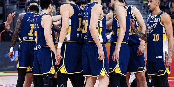 开云官网-沪粤强强对话一边倒，广东男篮一问题无限凸显，杜锋抱头尽显无奈