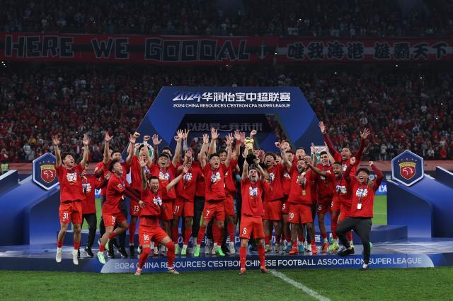 （体育）（3）足球——中超：上海海港队卫冕冠军+XxjpseC007216_20241102_PEPFN0A001.jpg